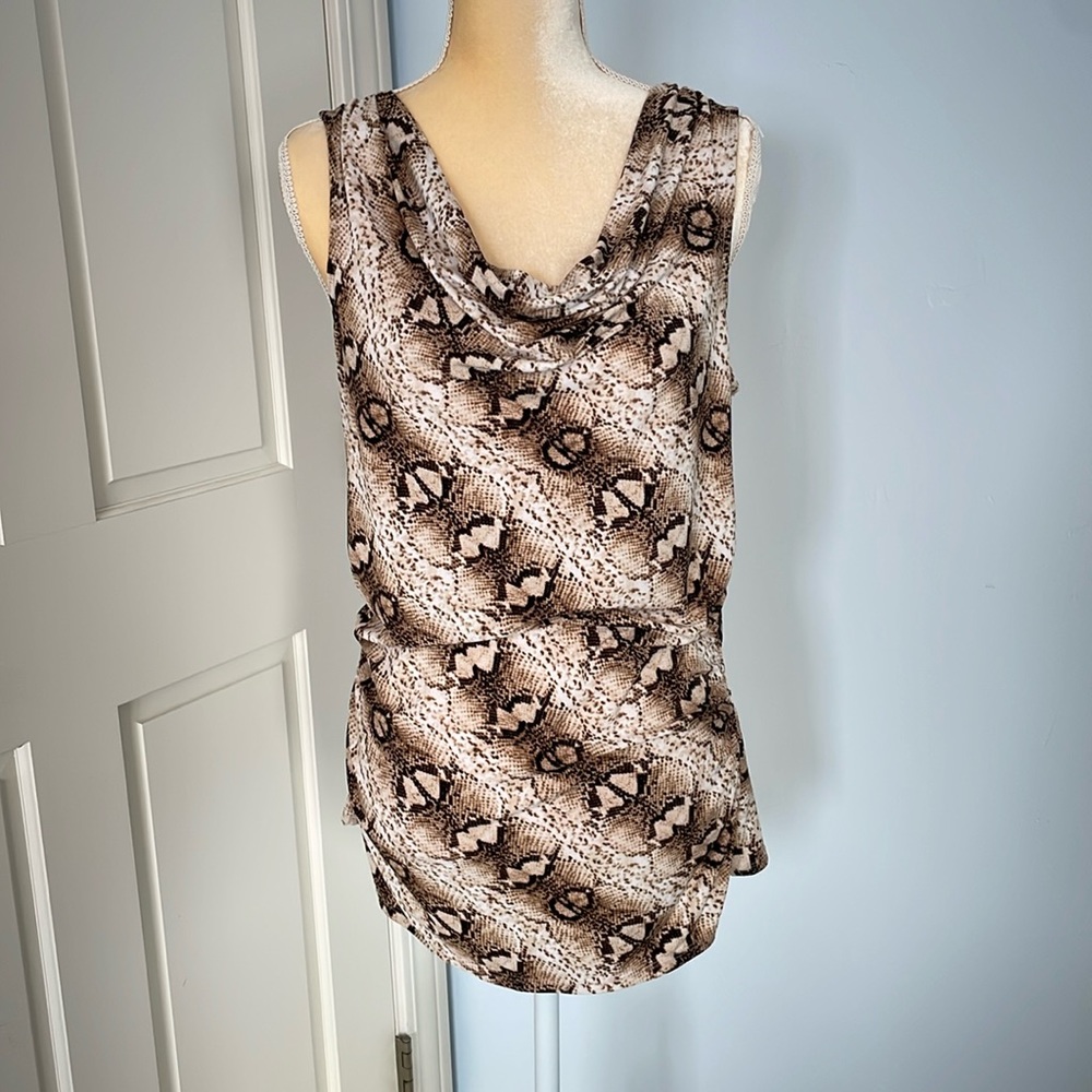 Dynamic Large Sleeveless Blouse